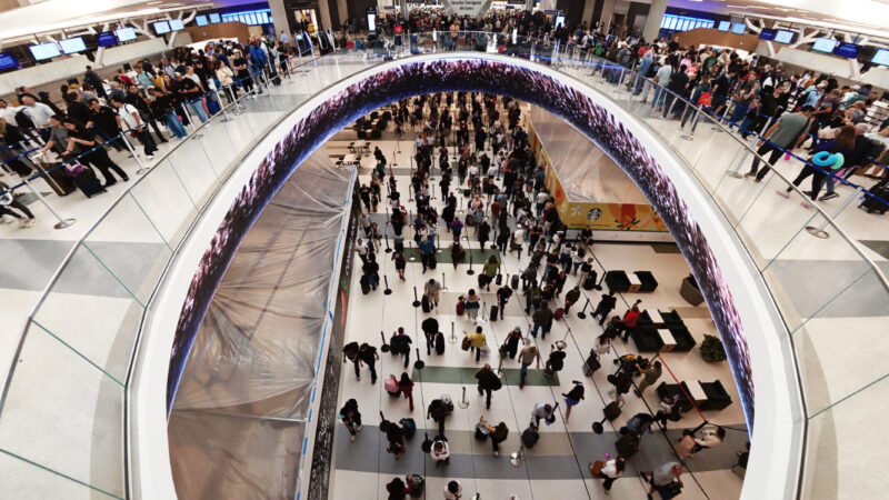 Trump says he’ll sign  order to pay TSA agents